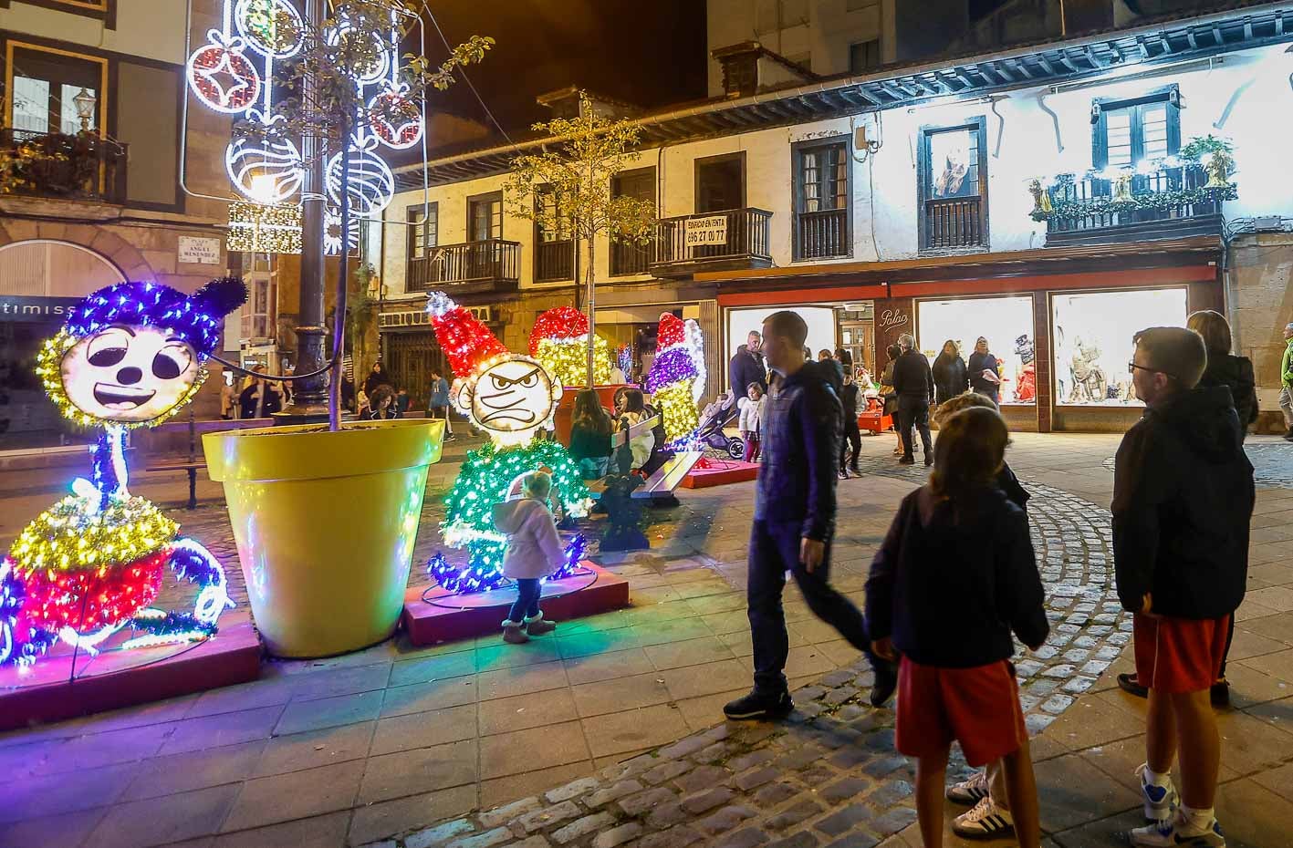 Los niños han participado un año más en la elaboración de figuras navideñas, como estas de la Plazuela del Sol. 