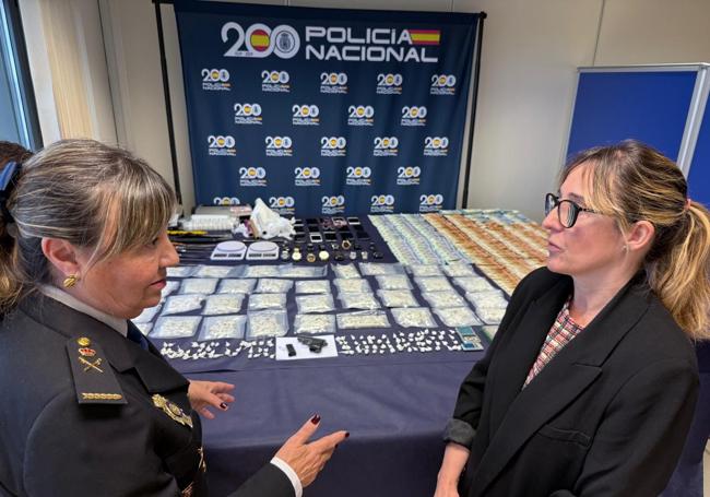 La jefa Superior de Policía de Cantabria, Carmen Martínez Ruiz, y la delegada del Gobierno, Eugenia Gómez de Diego, ante la droga y los efectos intervenidos a los detenidos.