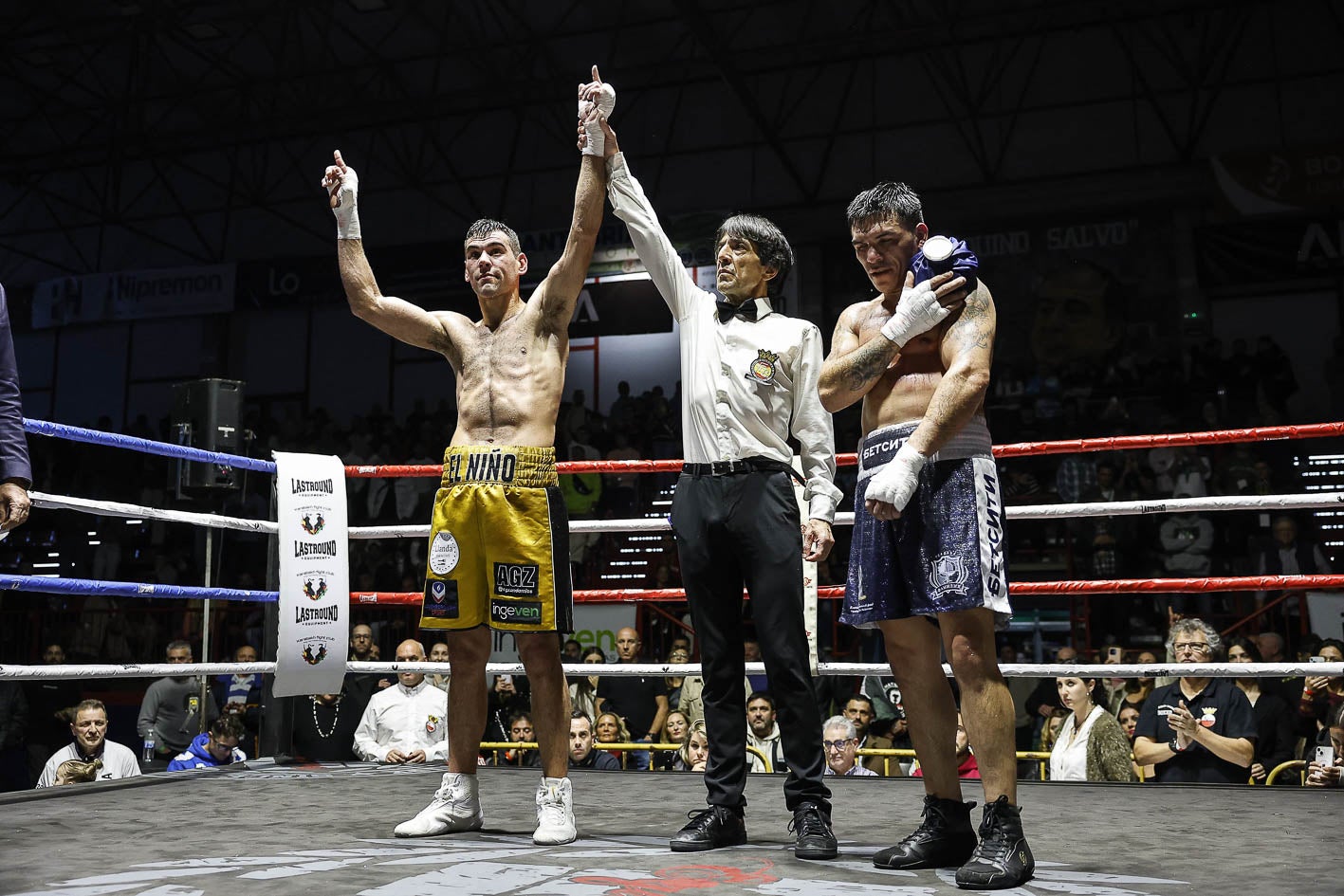 El árbitro da como ganador a Sergio García, con Emiliano Ezequiel doliéndose de su hombro izquierdo.