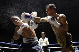 Sergio García conecta un golpe con su derecha a Emiliano Ezequiel durante el combate.