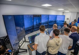 La sala de simulación de navegación, equipada para replicar de manera realista las posibles condiciones y situaciones que se experimentan durante la navegación marítima