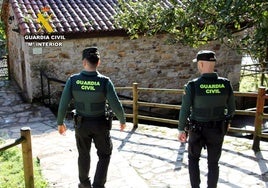 Dos agentes de la Guardia Civil vigilan las zonas rurales de Cantabria.