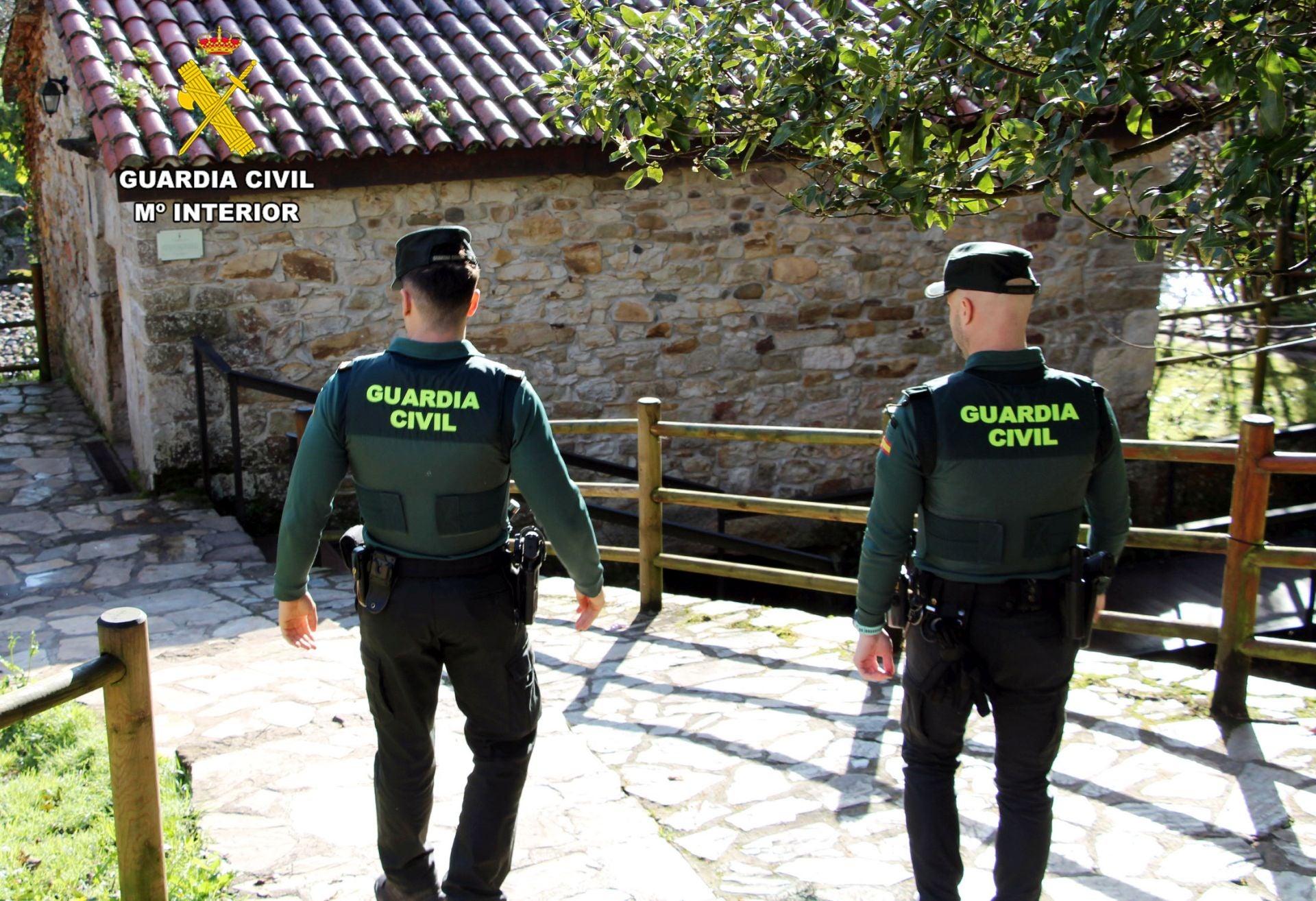 Dos agentes de la Guardia Civil vigilan las zonas rurales de Cantabria.