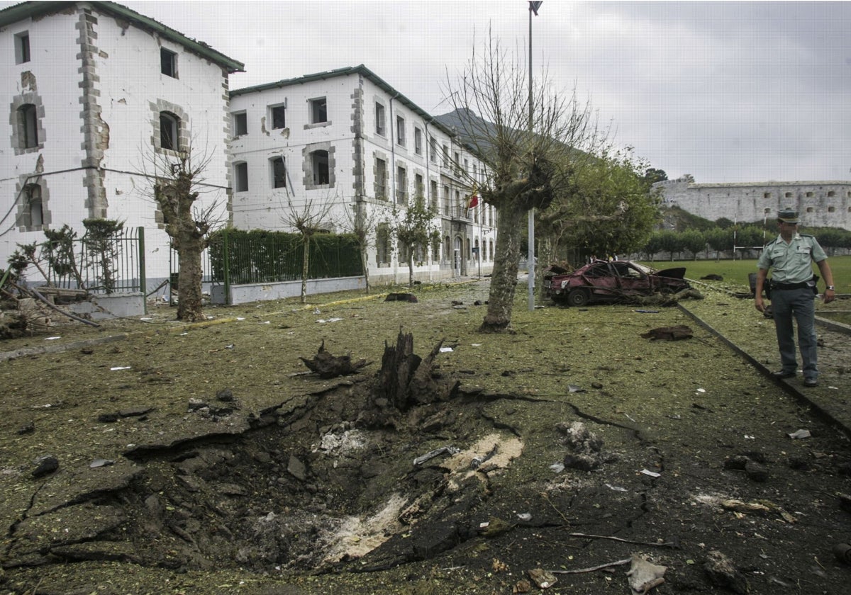 Imagen del atentado con coche bomba que causó una víctima en Santoña en 2008.