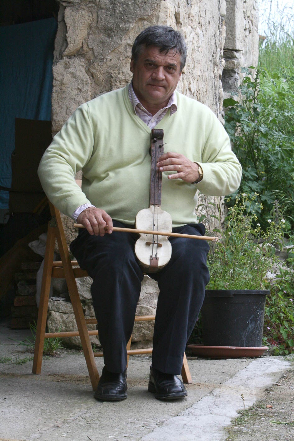 Retrato de Chema Puente con su rabel realizado en el año 2008.