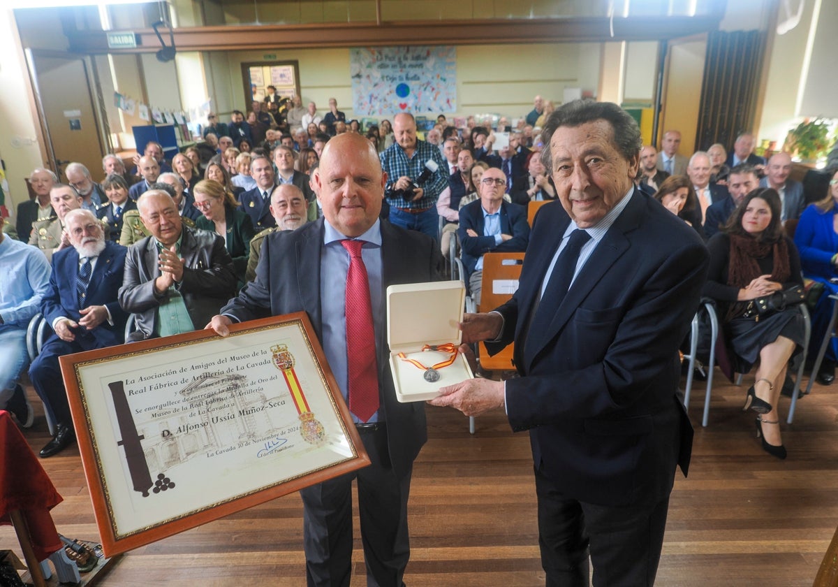 Ángel Cuadrado entregó la medalla de oro de la Asociación de Amigos del Museo a Alfonso Ussía.