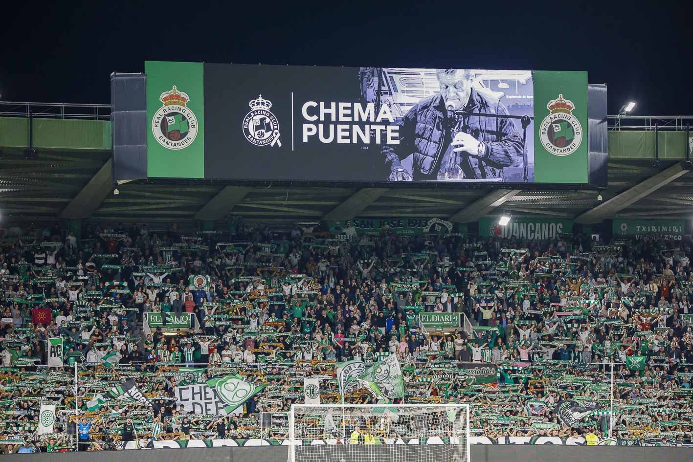 Los Campos de Sport brindaron un emotivo homenaje al rabelista Chema Puente con los sones de 'Santander, la marinera'. 