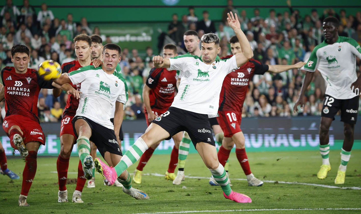 Karrikaburu y Arana tratan de alcanzar un balón en el área del Mirandés. 