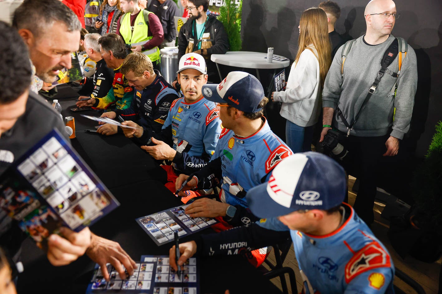 Sordo y Neuville, en el centro, atienden a los aficionados.