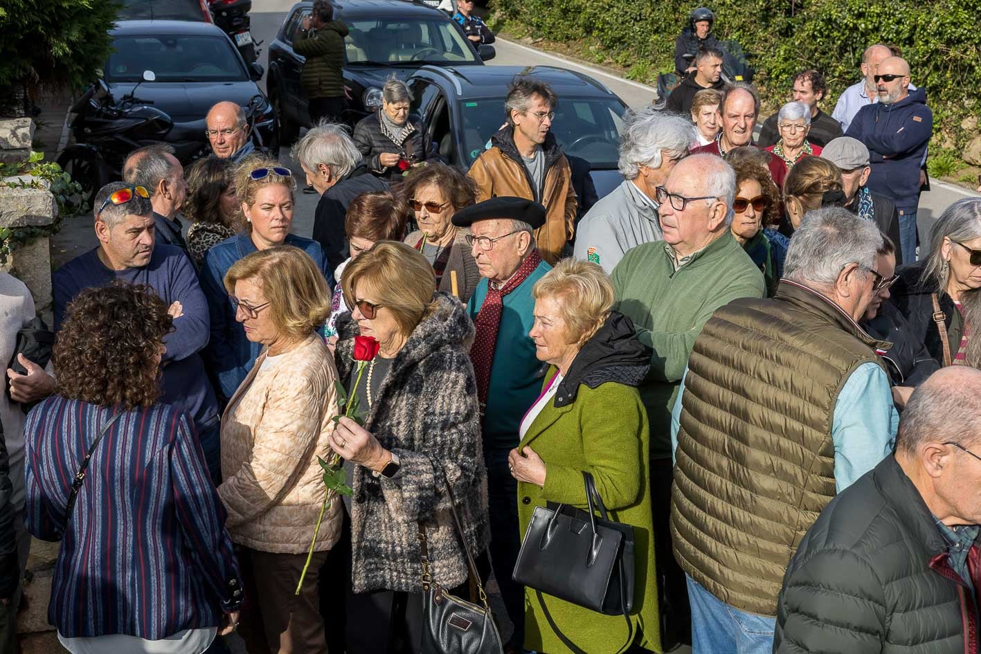 El hostelero Zacarías Puente entre los asistentes al funeral.