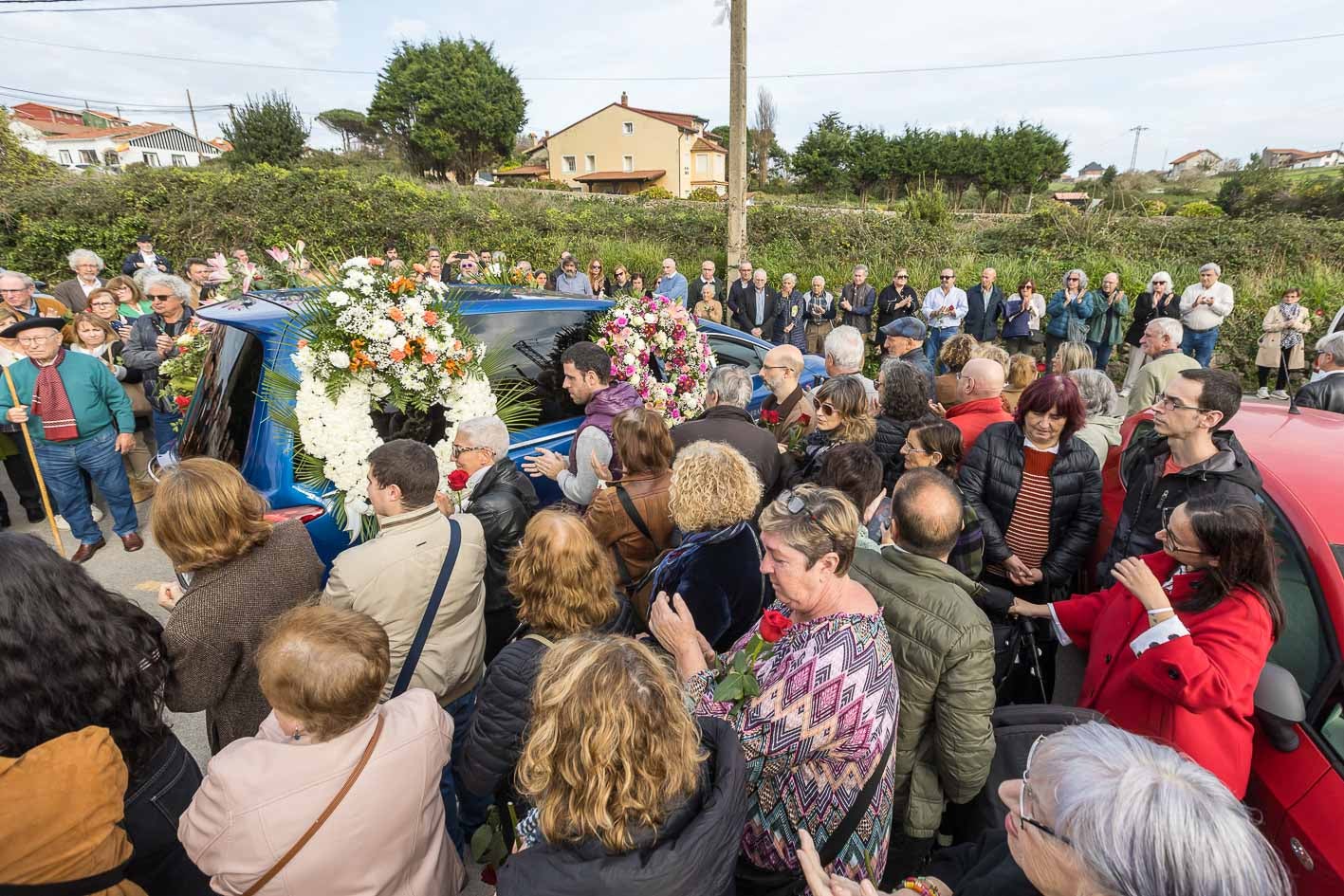 Los asistentes al funeral a la llegada de los restos mortales de Chema Puente a la iglesia de Cueto.