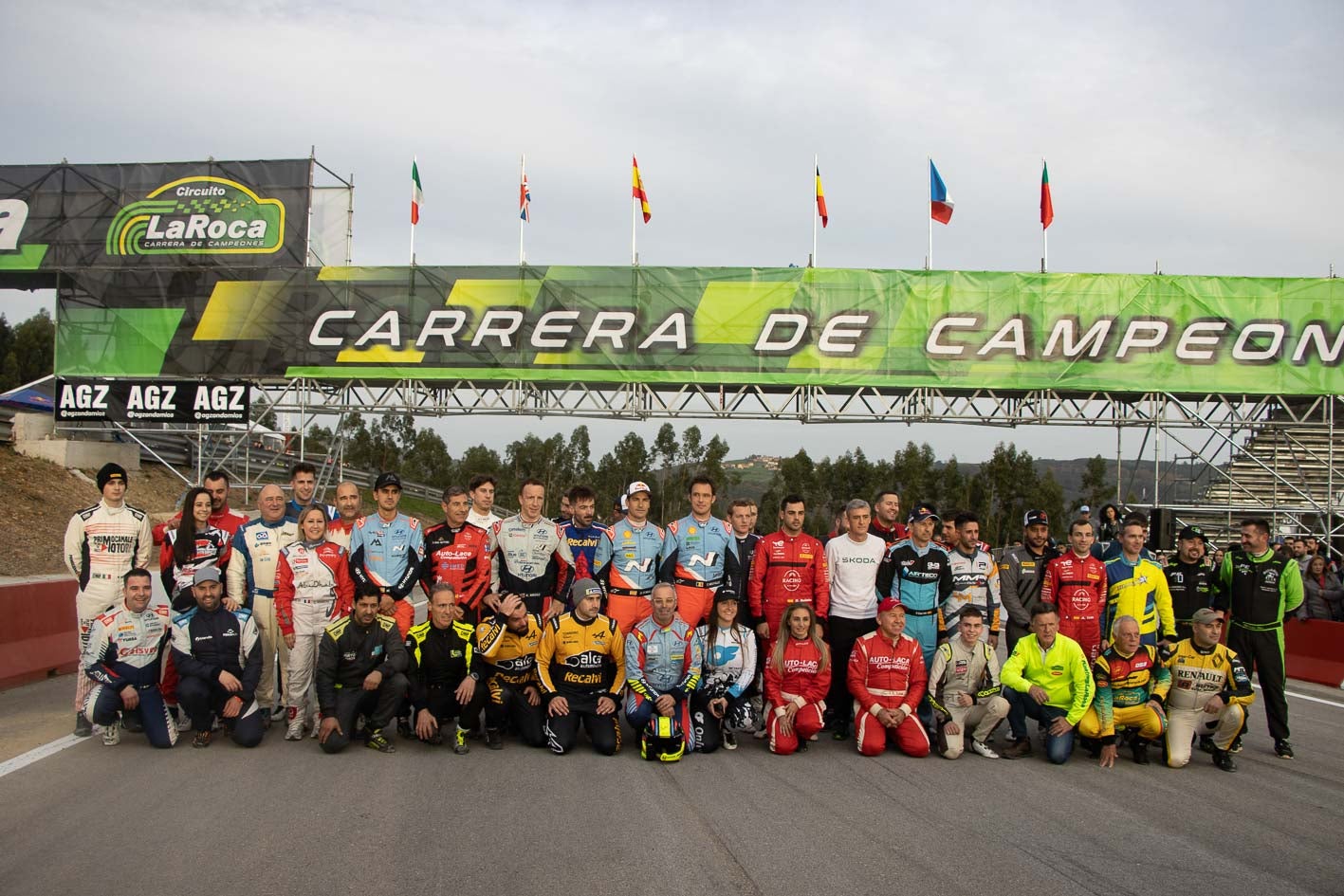 Foto de familia de los pilotos participantes en la Carrera de Campeones.