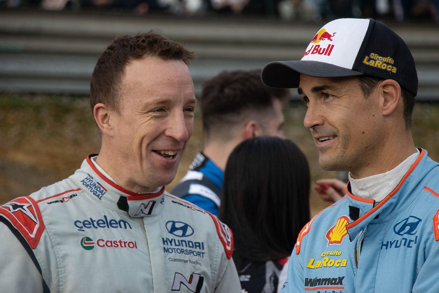 Kris Meeke (izquierda) conversa con Dani Sordo.