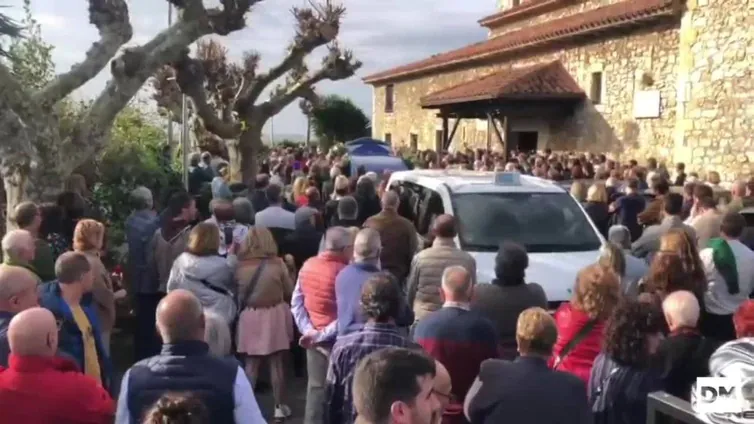 Familiares y amigos reciben el féretro de Chema Puente cantando 'Santander, la marinera'