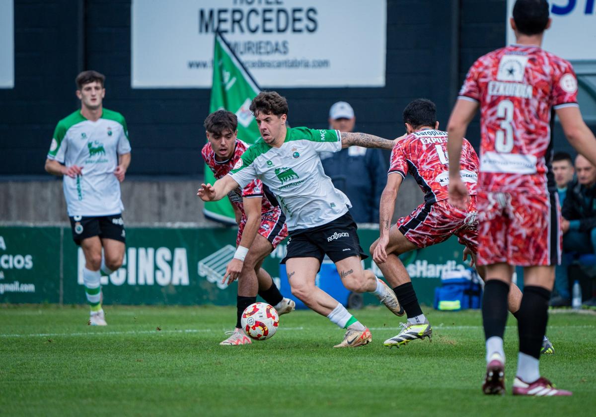 Izan, del Rayo Cantabria, controla la pelota durante el partido.