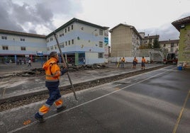 Operarios de la adjudicataria trabajan en las primeras labores de la actuación, ayer, en el patio de recreo del colegio Menéndez Pelayo.