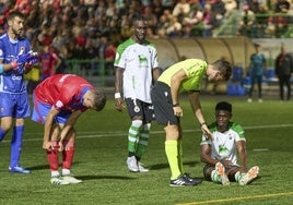 Suleiman Camara, sentado en el suelo durante el partido de Copa ante el Lanzarote en la primera ronda del torneo del KO.