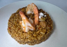 Arroz cremoso de hongos guisados con verduras y langostinos.