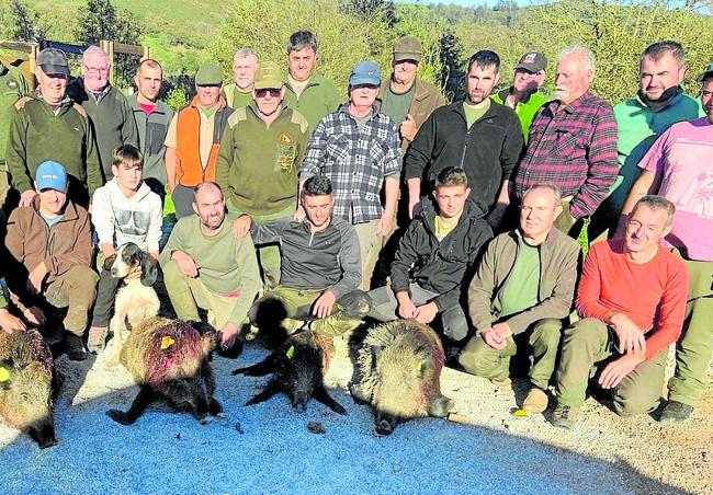 Componentes de la cuadrilla 4, de Eloy Martínez, con cuatro jabalíes abatidos en Montequemado.