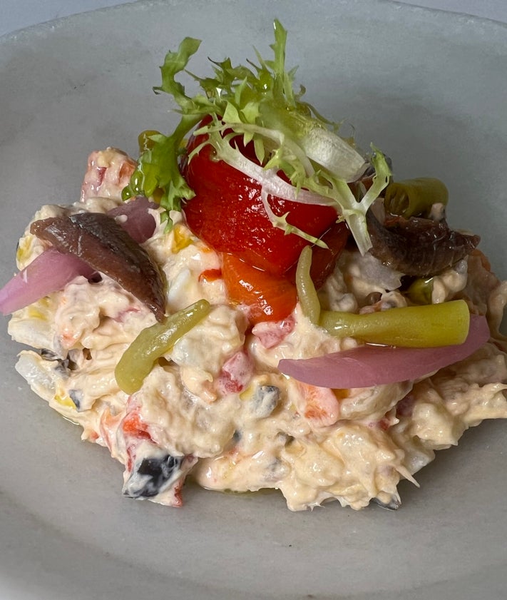 Imagen secundaria 2 - Tiramisú del Laila, buñuelos cremosos de bacalao y ensaladilla rusa.