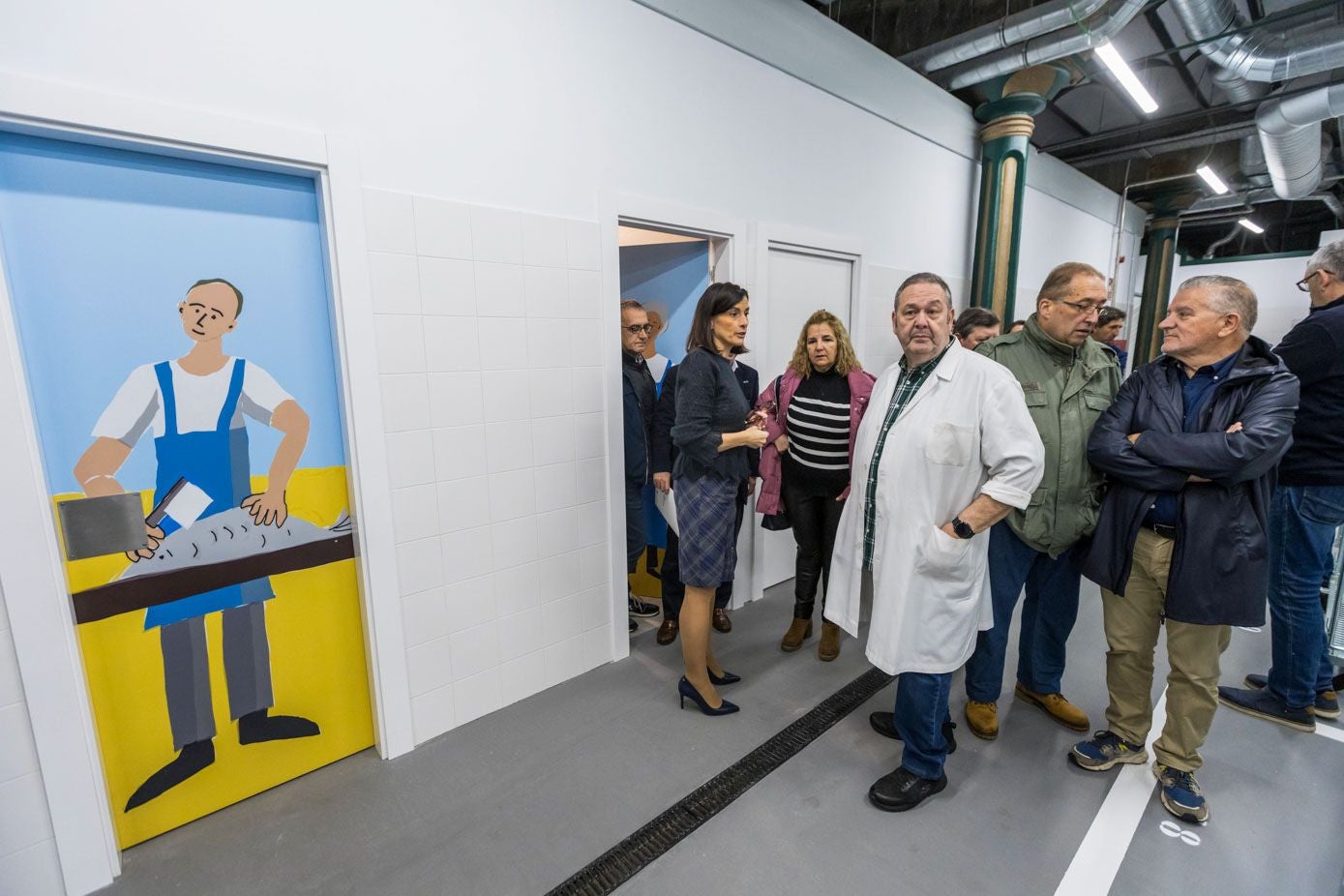 La alcaldesa de Santander, Gema Igual, visita las nuevas instalaciones junto algunos comerciantes. 