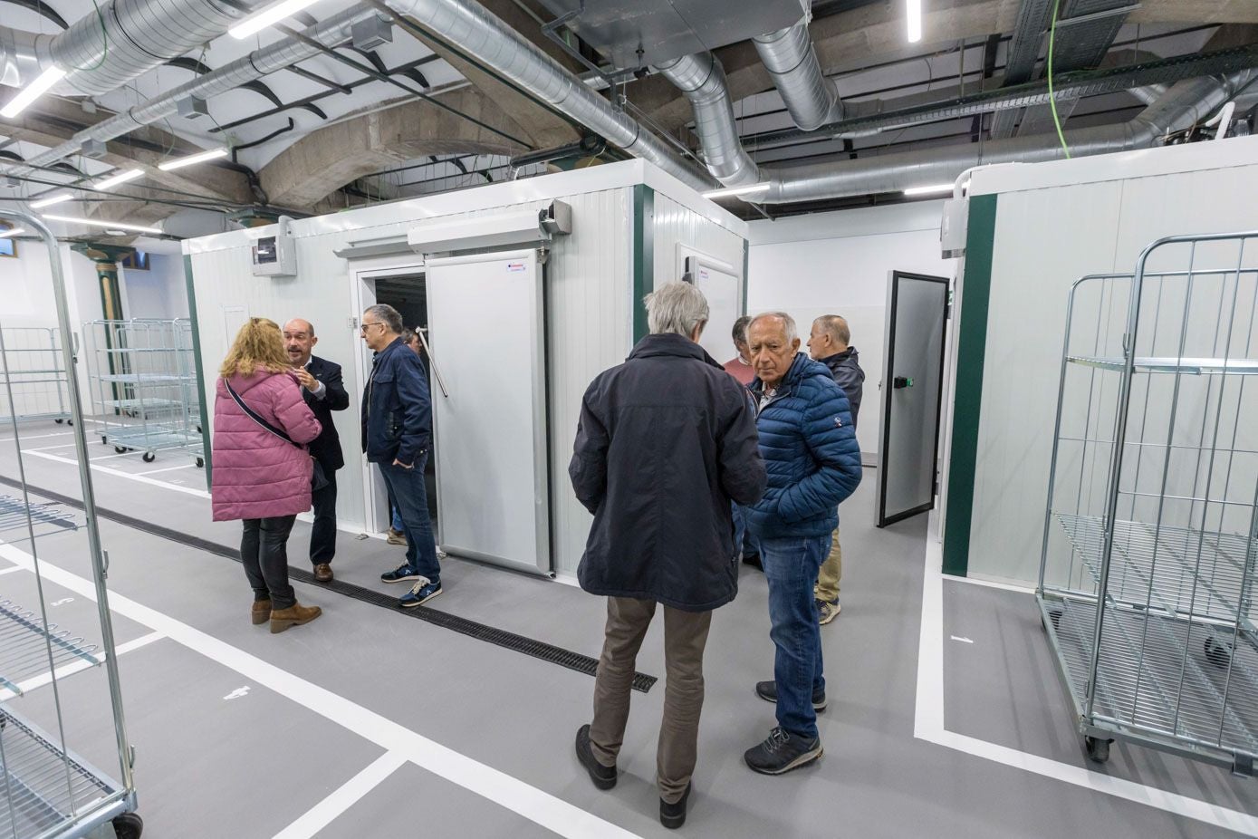 La presidenta de la Asociación de Comerciantes, Marta Gómez, charla con el concejal de Comercio, Álvaro Lavín, durante la visita a las nuevas instalaciones de la planta baja del Mercado de la Esperanza. 