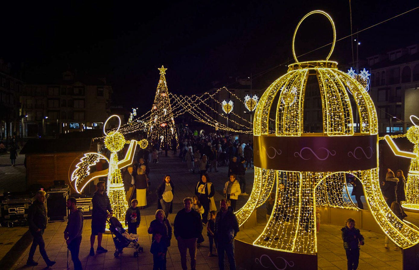 Una enorme campana con luces en color oro, junto a dos ángeles de la guarda, preside la Plaza de la villa