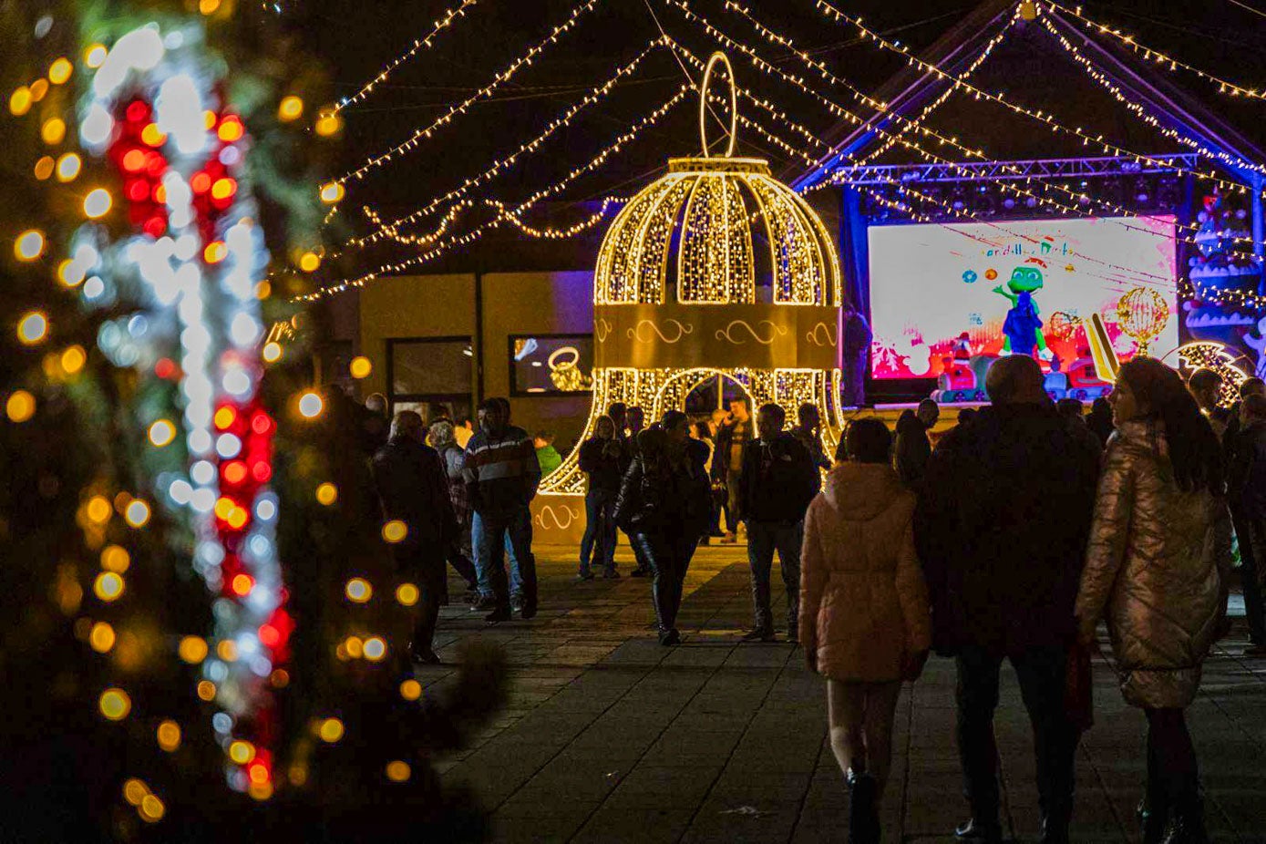 Decena de vecinos y visitantes asistieron este fin de semana al encendido del alumbrado de Noja. 