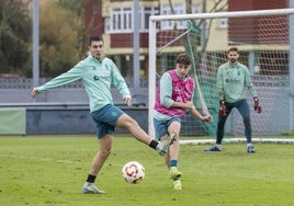 Karrikaburu y Salinas disputan lapelota en el entrenamiento de ayer. ¡