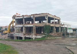 Una pala echa abajo el antiguo edificio de Los Jerónimos de Noja.