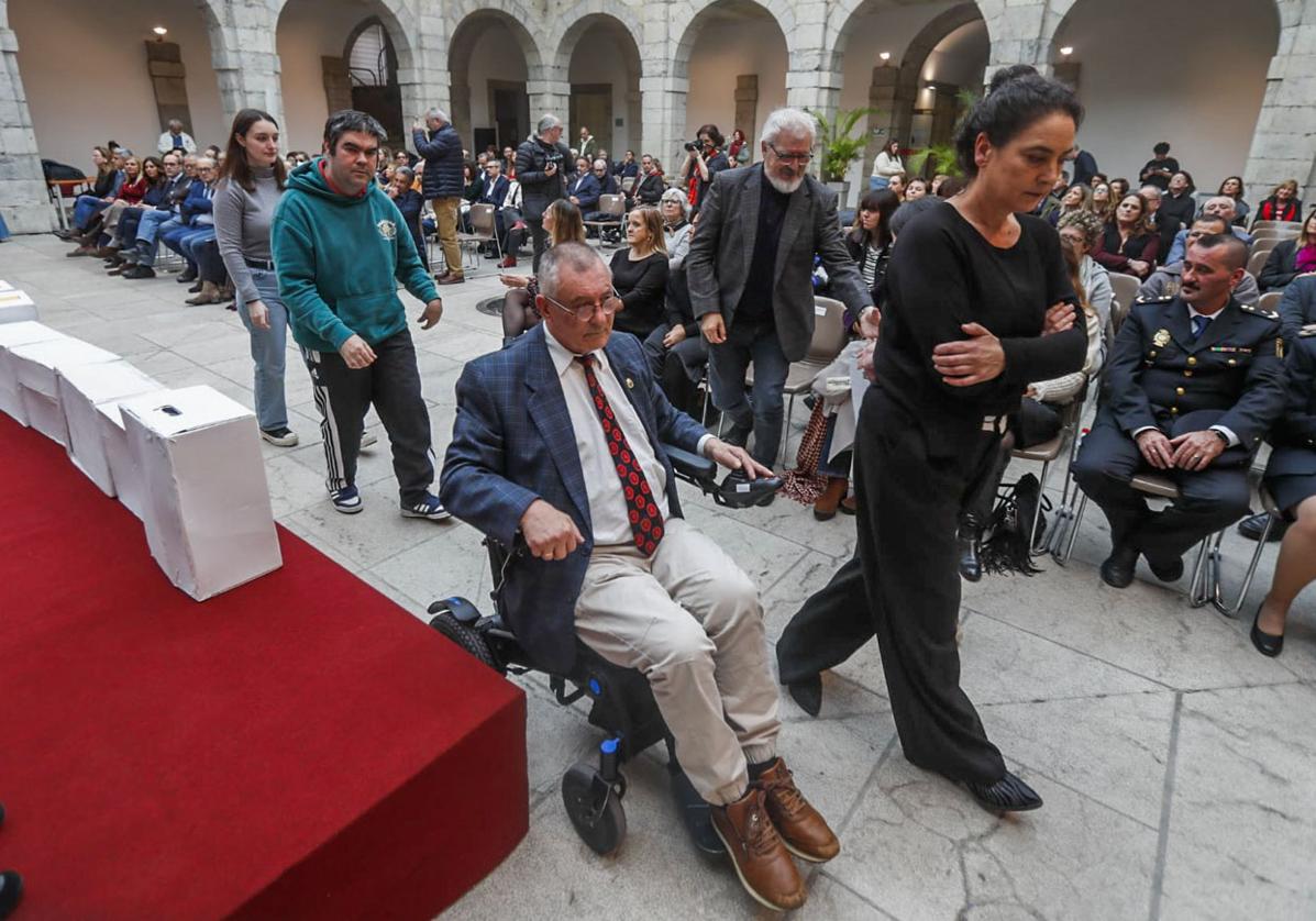 El patio central del Parlamento de Cantabria acogió el acto conmemorativo del Día Internacional de la Discapacidad.