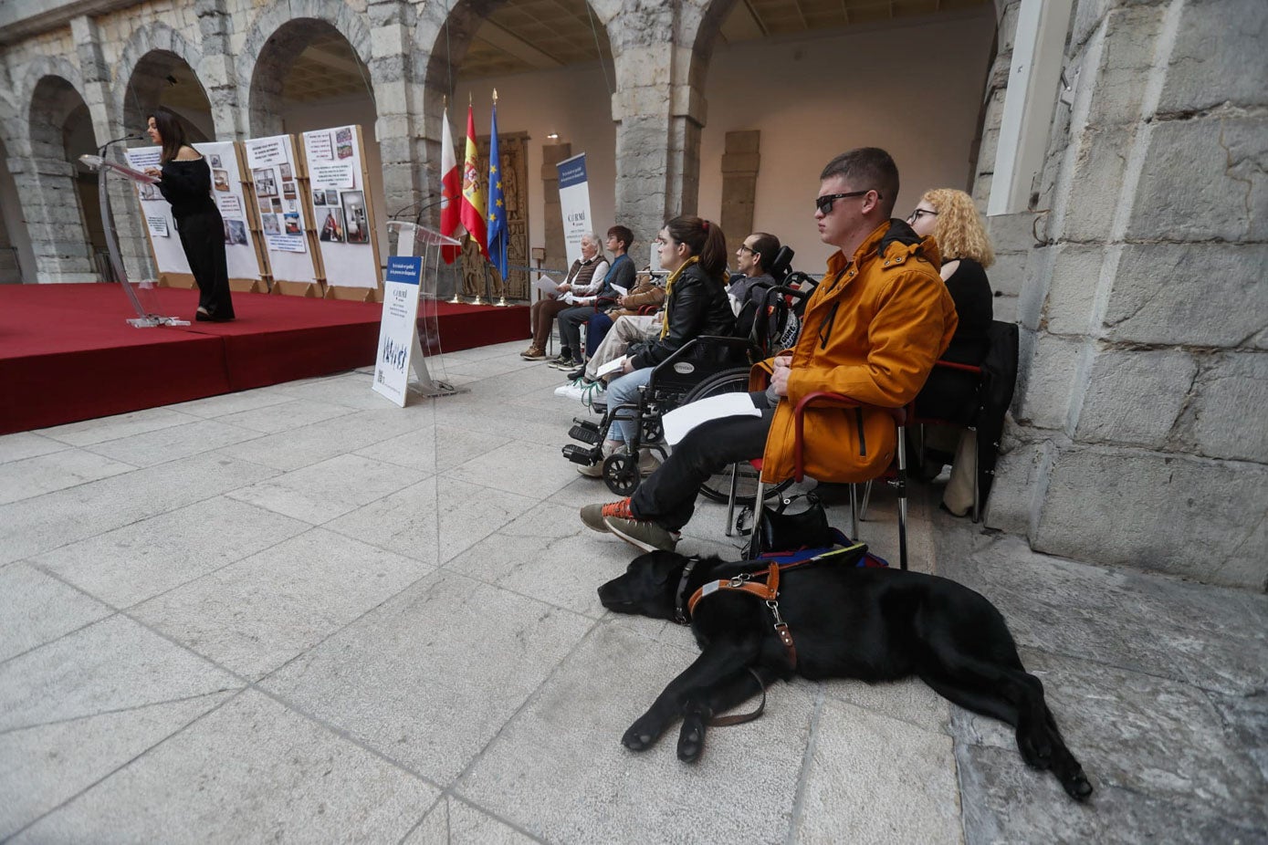 Personas con discapacidad han participado en la lectura del manifiesto. En la imagen, Javier Fernández, de 21 años, y su perro guía Chif.