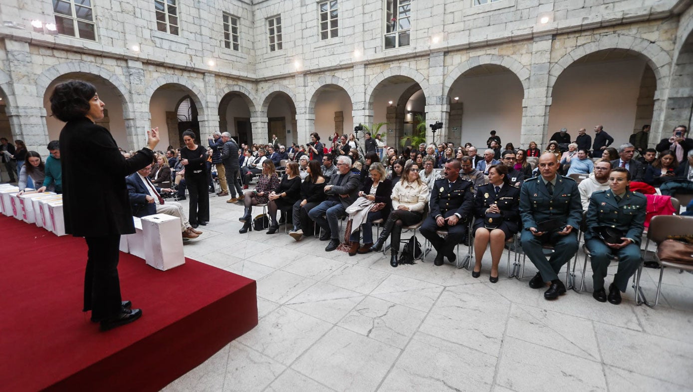 El patio del Parlamento regional ha sido el lugar elegido para recordar los derechos de esta población que representa el 11,5% de los habitantes de Cántabria.