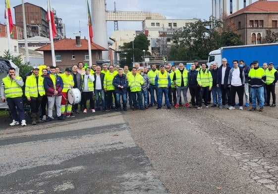 Los trabajadores de Katoen Natie, ayer, en el inicio de la huelga.