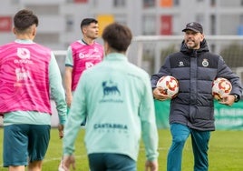 José Alberto sostiene dos balones en el entrenamiento de esta mañana en La Albericia