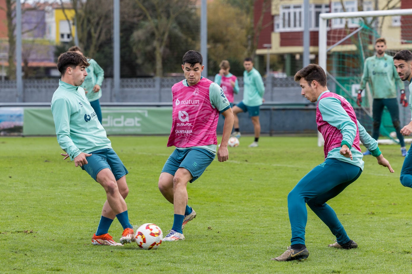 Solórzano, a la izquierda, Aldasoro, en el centro, y Saúl García, a la derecha, durante el entrenamiento matinal. 