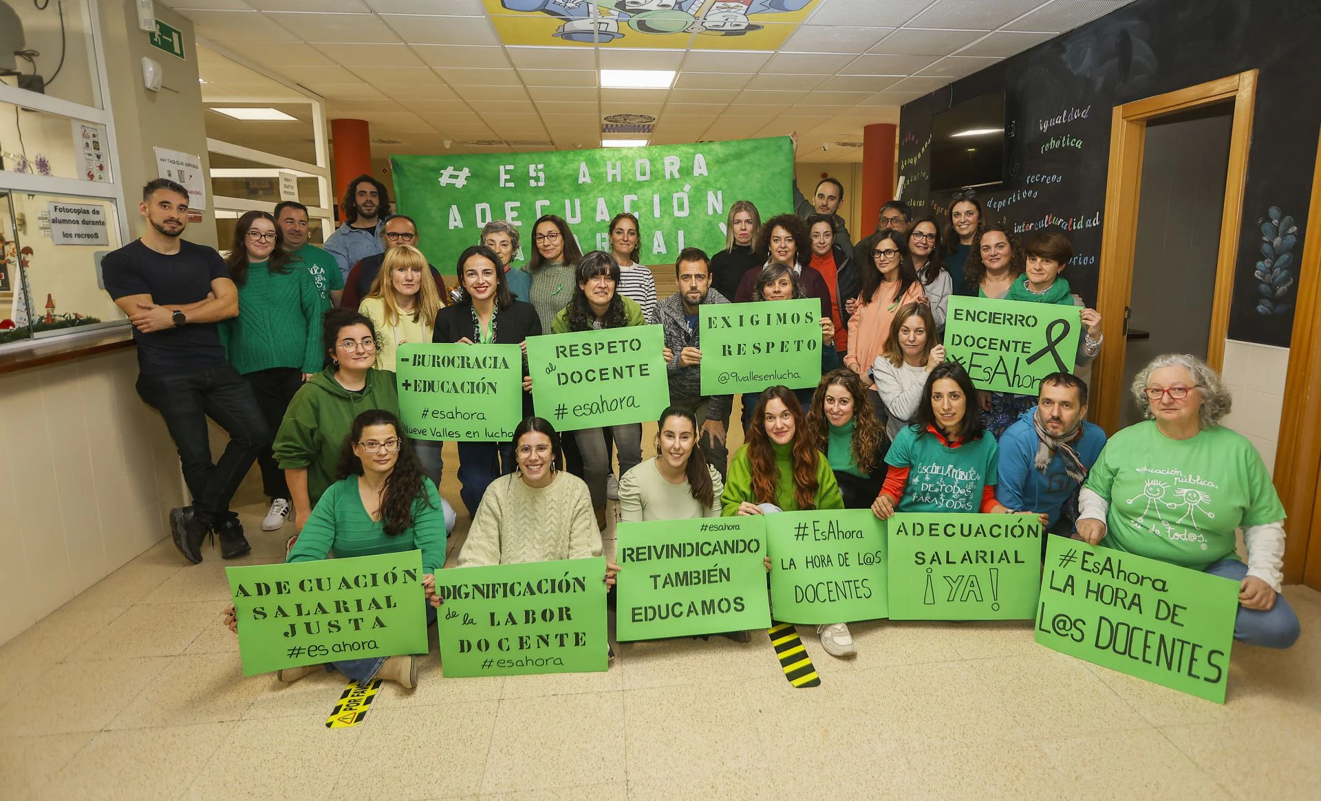 Los docentes que han protagonizado el encierro en el IES Nueve Valles, en Puente San Miguel. 