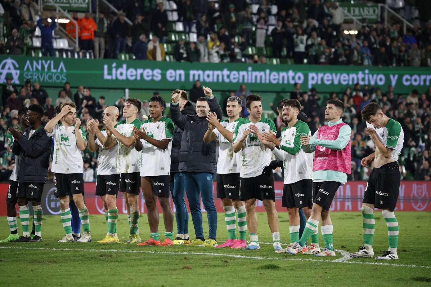 Saludo al público sobre el césped.