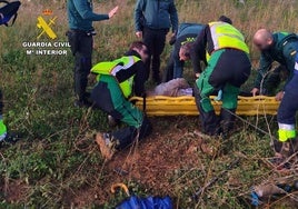 Agentes de la Guardia Civil asisten al hombre perdido