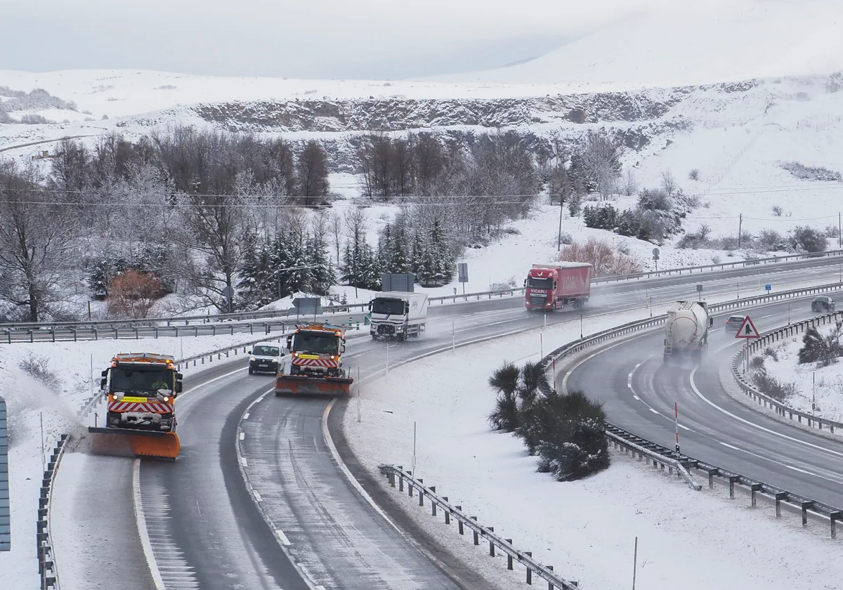 Una imagen de archivo de la A-67, a la altura del Puerto de Pozazal, donde la nieve se acumula cae a las cotas previstas para este fin de semana.