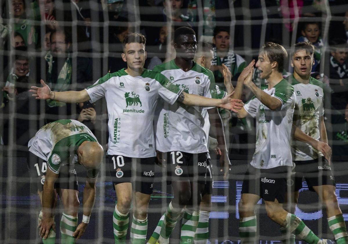 Íñigo Vicente y sus compañeros celebran el gol del triunfo.