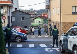 Agentes de la Guardia Civil trabajan durante el operativo, este miércoles, en Campuzano (Torrelavega).