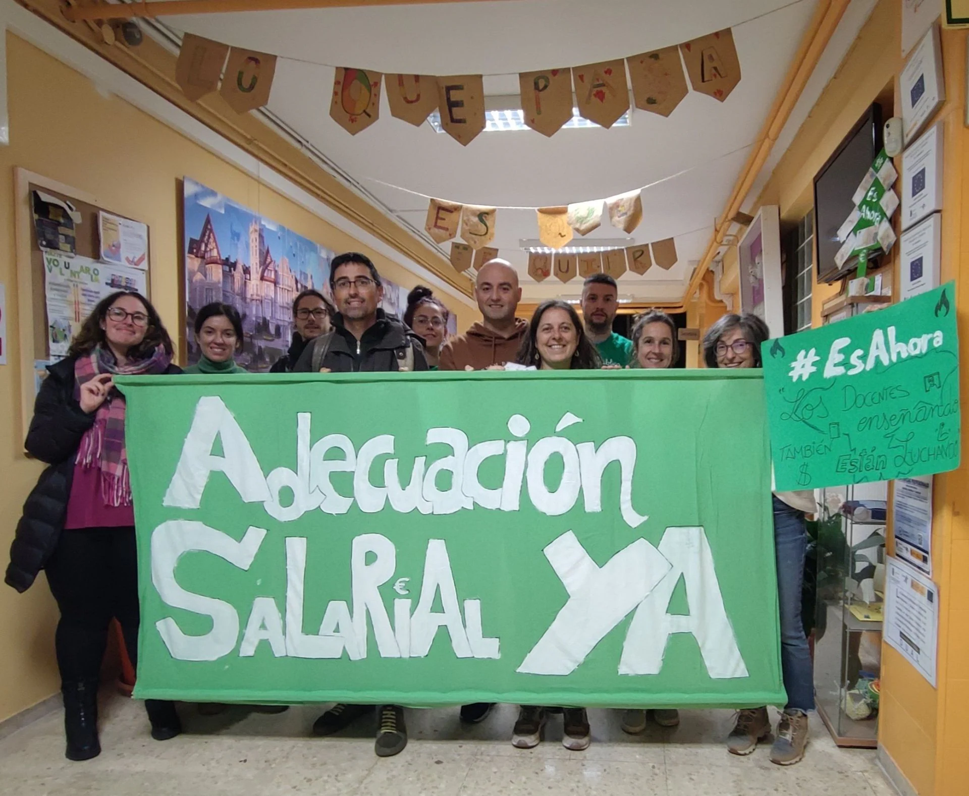 Encierro docente en el IES Ricardo Bernardo, en Medio Cudeyo, donde han pasado la noche 16 docentes. 