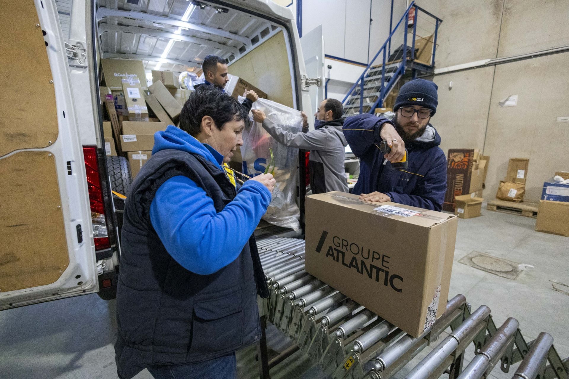 Una cadena de trabajadores identifica cada uno de los paquetes que llegan a la sede de Colindres.