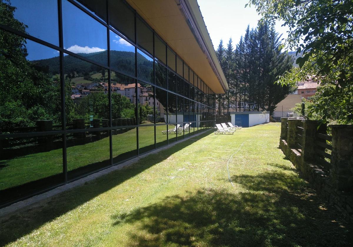 Exterior del edificio del polideportivo municipal de Potes.