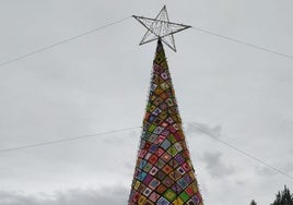 Un árbol tejido en lana por las mujeres.