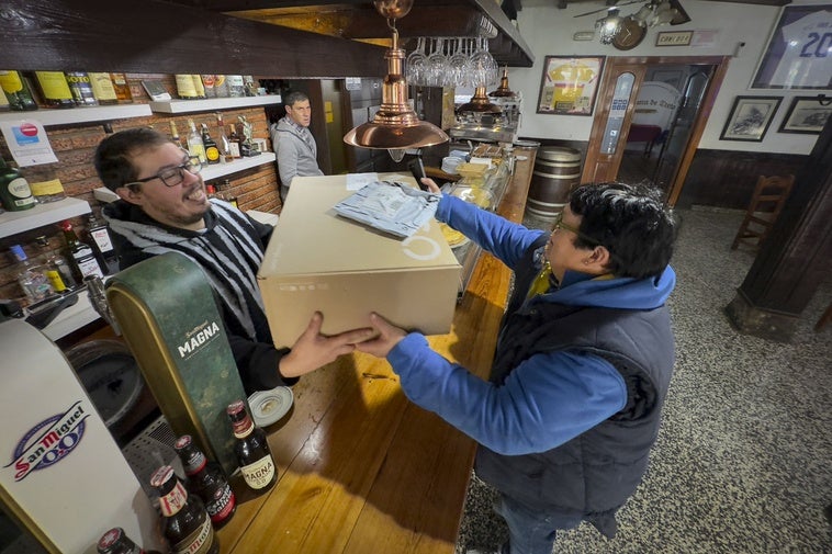 Yolanda realiza la entrega de un pedido en un bar de Treto