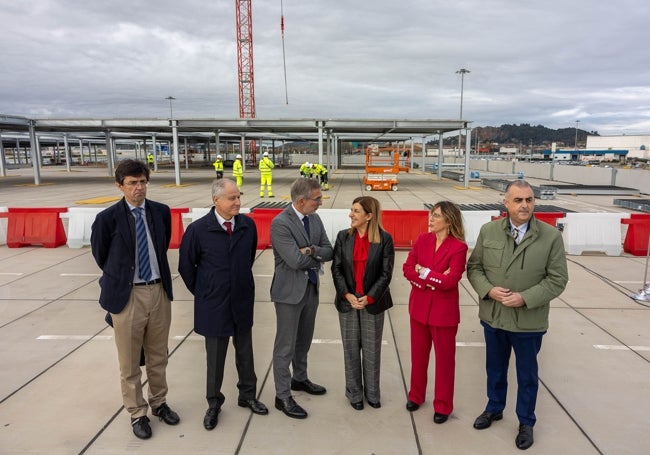 Manuel Arana, Eduardo Arasti, César Díaz, María José Sáenz de Buruaga, Eugenia Gómez de Diego y Roberto media, este miércoles en la visita a las obras.