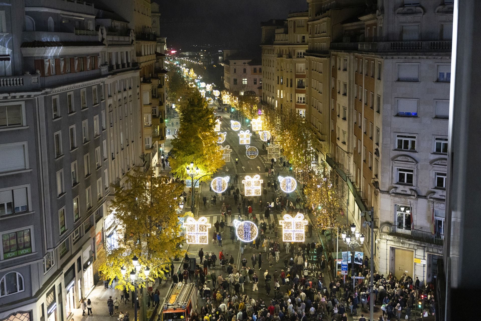 La calle Calvo Sotelo, en Santander, se cerró al tráfico con motivo del encendido del alumbrado, 