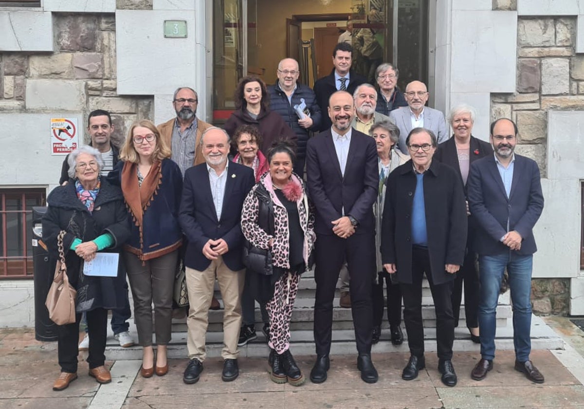 Miembros de la Coral y autoridades regionales y municipales, este jueves, tras la presentación de los actos del centenario.